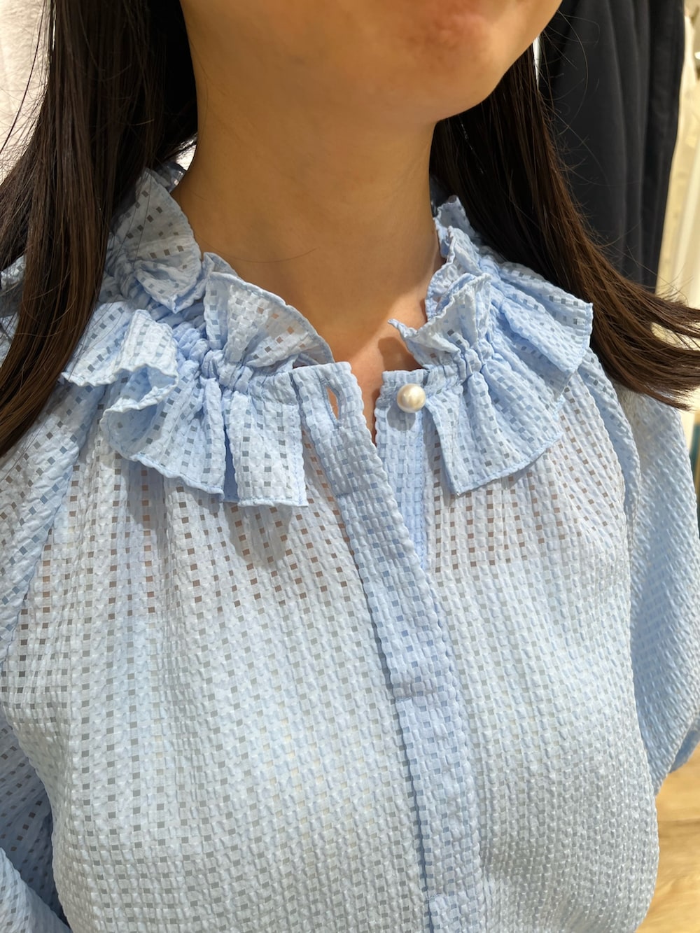 「きれいめカジュアル、シアートップス、大人ファッション、おでかけコーデ、大人コーデ、大人ガーリー、夏服、30代コーデ、夏服コーデ、甘めカジュアル、ブルーコーデ、通勤コーデ、お仕事コーデ、お仕事、オフィススタイル」｜「grace grace の【grace grace/グラスグラス】ニュアンスG型イヤリング（イヤリング、シルバー系）」を使った、Ishibashiさん（骨格ウェーブ・レディース・158cm）の春コーディネートの6枚目の写真