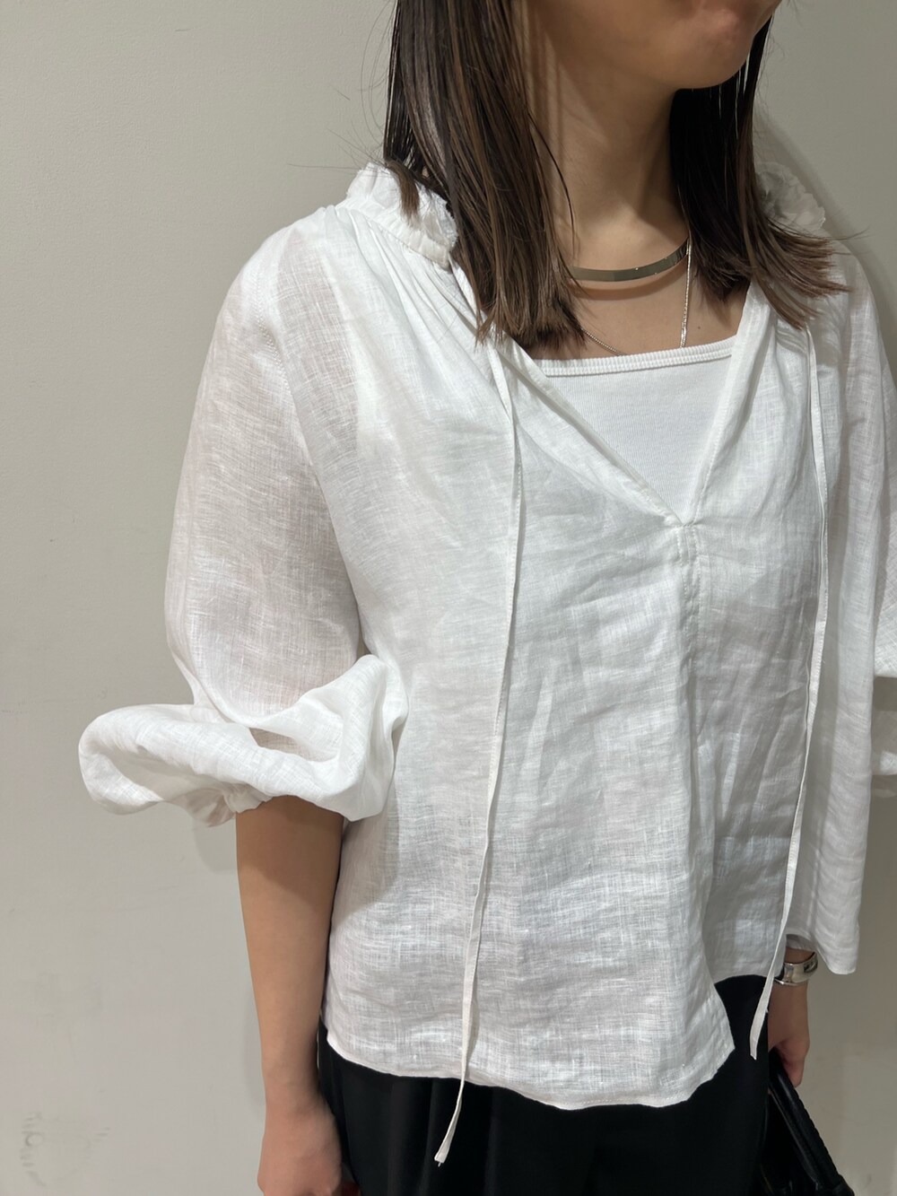 「オトナ女子、ゆるコーデ、ラクチンコーデ、デイリーカジュアル、シンプルスタイル、オトナカワイイ、モノトーン、ショート丈トップス、モノトーンコーデ、夏、リネン、リネンブラウス、ワイドパンツ、ワイドパンツ 黒」｜「NOLLEY’Sの《セットアップ対応》リネンフリル衿ブラウス（シャツ/ブラウス、ホワイト系）」を使った、Ishibashiさん（骨格ウェーブ・レディース・158cm）の春コーディネートの4枚目の写真