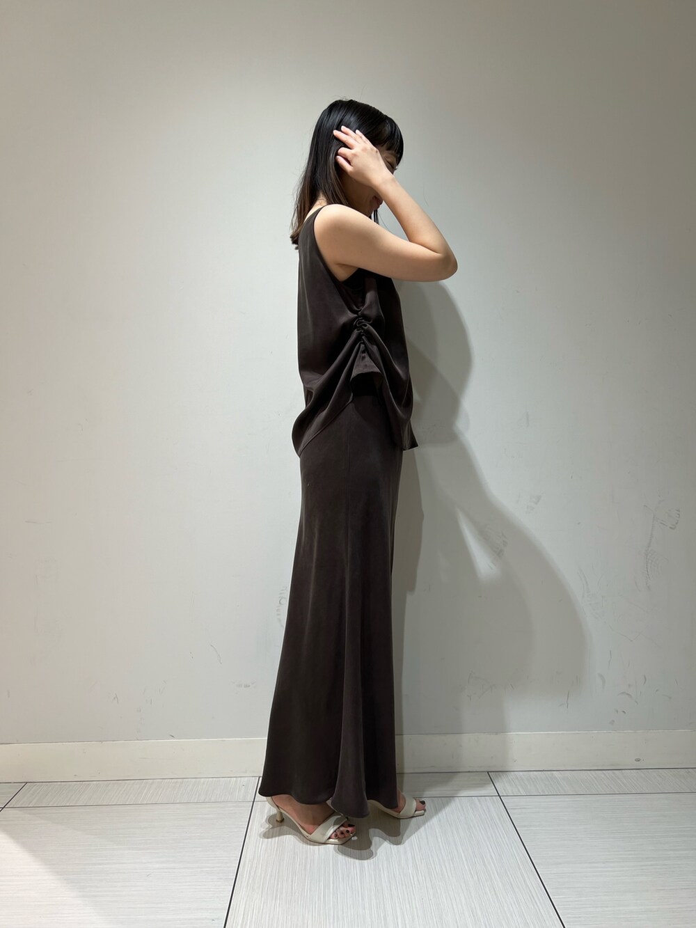 「オトナ女子、ゆるコーデ、キレイめ、ラクチンコーデ、春、オトナカワイイ、セットアップコーデ、夏、ジャケット、ジャケットスタイル、大人カジュアル、大人女子、大人コーデ、大人」｜「NOLLEY’Sの《セットアップ対応》高機能 フィブリルサテン2WAYノースリーブブラウス（シャツ/ブラウス、ブラウン系）」を使った、Ishibashiさん（骨格ウェーブ・レディース・158cm）の春コーディネートの9枚目の写真