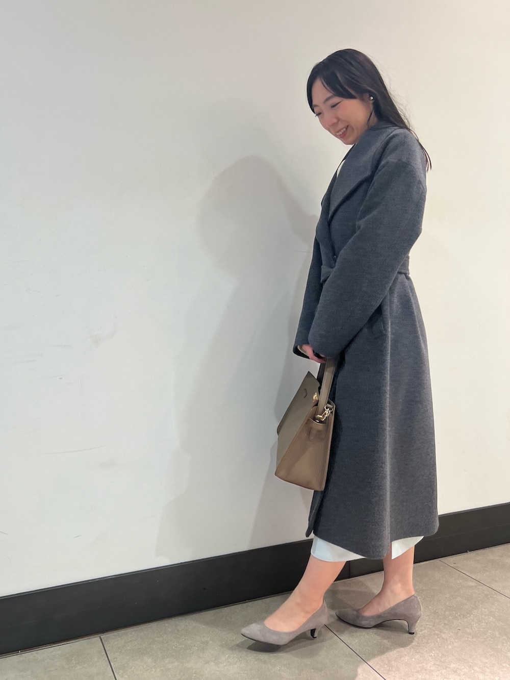 グリーン系のスカート、グレー系のその他アウター、ホワイト系のシャツ/ブラウスを着用したレディースの秋コーディネートの9枚目の写真