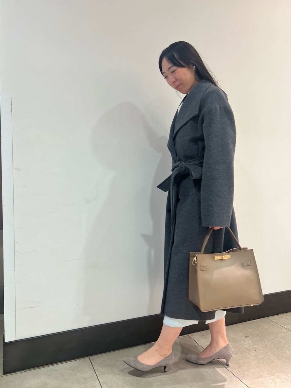 ホワイト系のシャツ/ブラウス、グレー系のその他アウター、ベージュ系のショルダーバッグを着用したレディースの秋コーディネートの2枚目の写真