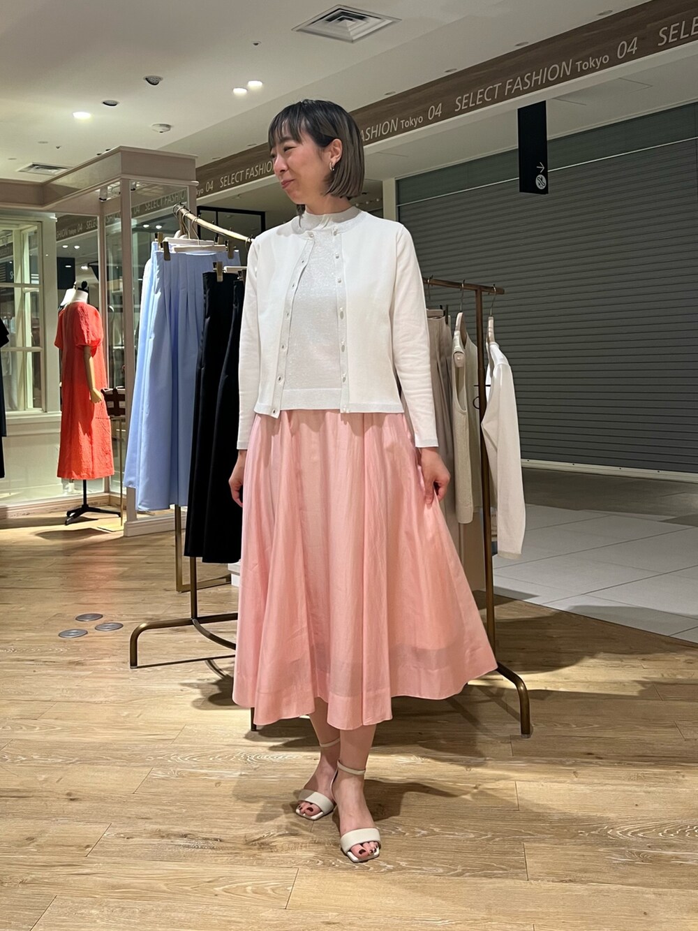 シルバー系のカーディガン/ボレロ、シルバー系のニット/セーター、ピンク系のスカートを着用したレディースの春コーディネートの3枚目の写真