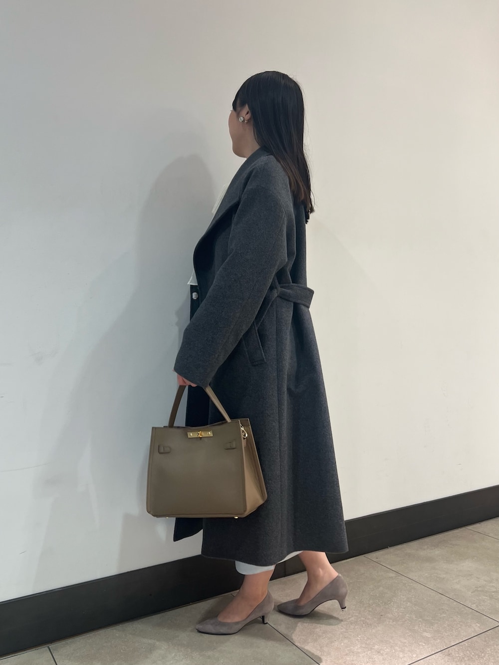 ホワイト系のシャツ/ブラウス、グレー系のその他アウター、ベージュ系のショルダーバッグを着用したレディースの秋コーディネートの7枚目の写真