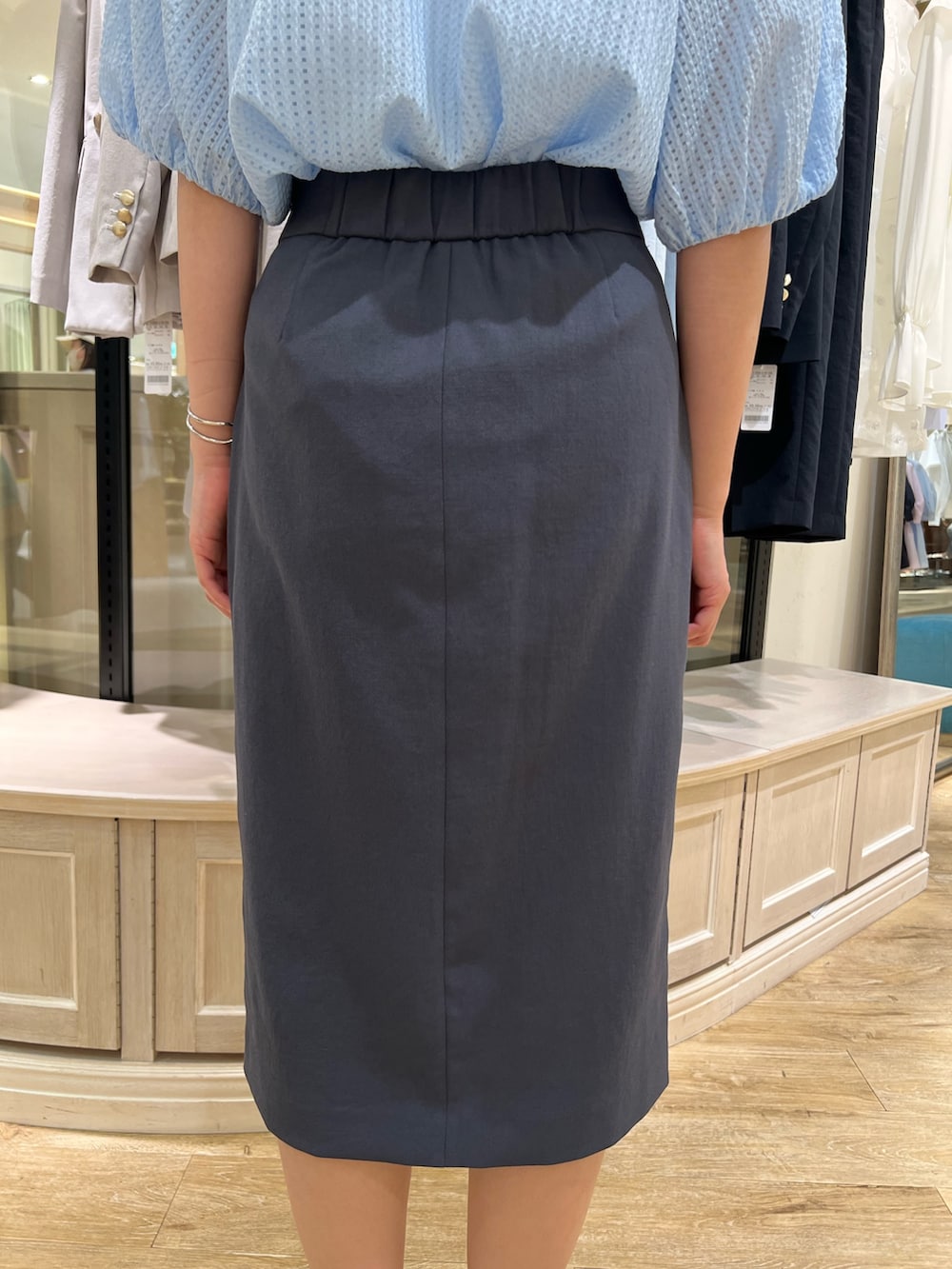 「きれいめカジュアル、シアートップス、大人ファッション、おでかけコーデ、大人コーデ、大人ガーリー、夏服、30代コーデ、夏服コーデ、甘めカジュアル、ブルーコーデ、通勤コーデ、お仕事コーデ、お仕事、オフィススタイル」｜「grace grace の【grace grace/グラスグラス】ニュアンスG型イヤリング（イヤリング、シルバー系）」を使った、Ishibashiさん（骨格ウェーブ・レディース・158cm）の春コーディネートの8枚目の写真