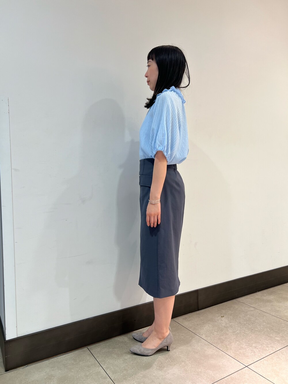 「きれいめカジュアル、シアートップス、大人ファッション、おでかけコーデ、大人コーデ、大人ガーリー、夏服、30代コーデ、夏服コーデ、甘めカジュアル、ブルーコーデ、通勤コーデ、お仕事コーデ、お仕事、オフィススタイル」｜「grace grace の【grace grace/グラスグラス】ニュアンスG型イヤリング（イヤリング、シルバー系）」を使った、Ishibashiさん（骨格ウェーブ・レディース・158cm）の春コーディネートの2枚目の写真