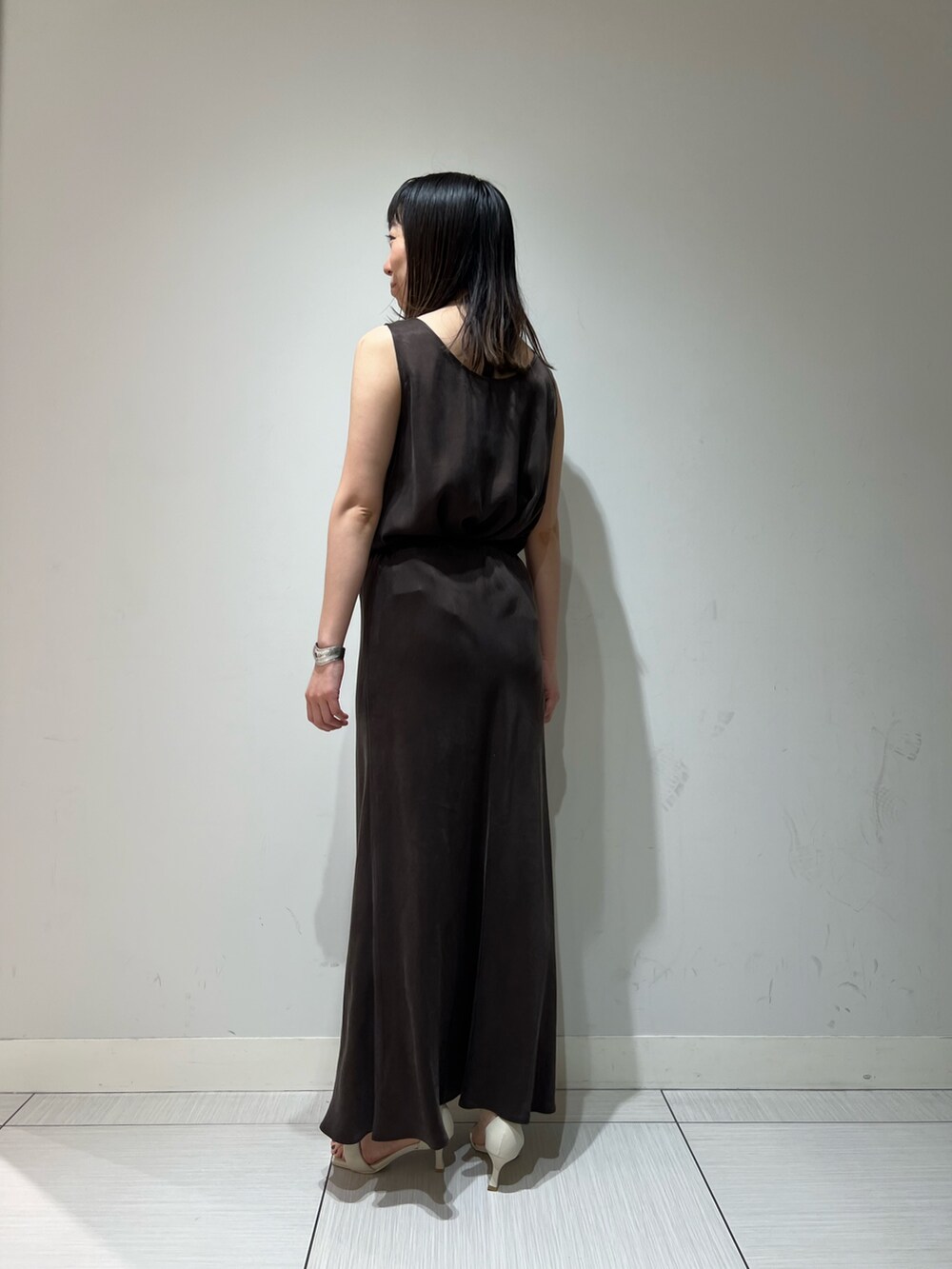 「オトナ女子、ゆるコーデ、キレイめ、ラクチンコーデ、春、オトナカワイイ、セットアップコーデ、夏、ジャケット、ジャケットスタイル、大人カジュアル、大人女子、大人コーデ、大人」｜「NOLLEY’Sの《セットアップ対応》高機能 フィブリルサテン2WAYノースリーブブラウス（シャツ/ブラウス、ブラウン系）」を使った、Ishibashiさん（骨格ウェーブ・レディース・158cm）の春コーディネートの10枚目の写真