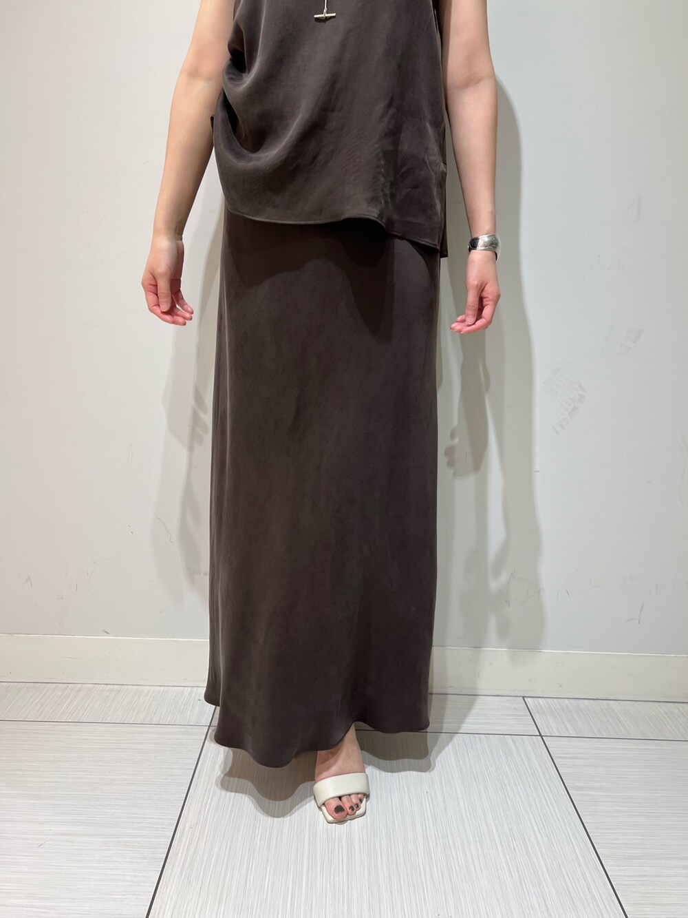 「オトナ女子、ゆるコーデ、キレイめ、ラクチンコーデ、春、オトナカワイイ、セットアップコーデ、夏、ジャケット、ジャケットスタイル、大人カジュアル、大人女子、大人コーデ、大人」｜「NOLLEY’Sの《セットアップ対応》高機能 フィブリルサテン2WAYノースリーブブラウス（シャツ/ブラウス、ブラウン系）」を使った、Ishibashiさん（骨格ウェーブ・レディース・158cm）の春コーディネートの7枚目の写真