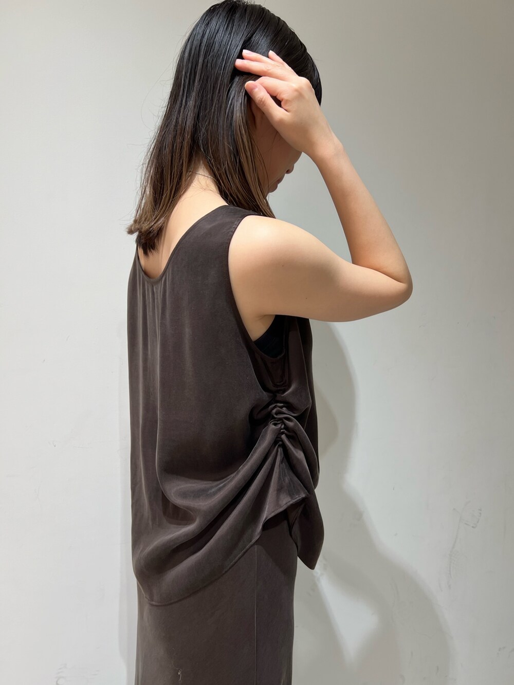 「オトナ女子、ゆるコーデ、キレイめ、ラクチンコーデ、春、オトナカワイイ、セットアップコーデ、夏、ジャケット、ジャケットスタイル、大人カジュアル、大人女子、大人コーデ、大人」｜「NOLLEY’Sの《セットアップ対応》高機能 フィブリルサテン2WAYノースリーブブラウス（シャツ/ブラウス、ブラウン系）」を使った、Ishibashiさん（骨格ウェーブ・レディース・158cm）の春コーディネートの5枚目の写真