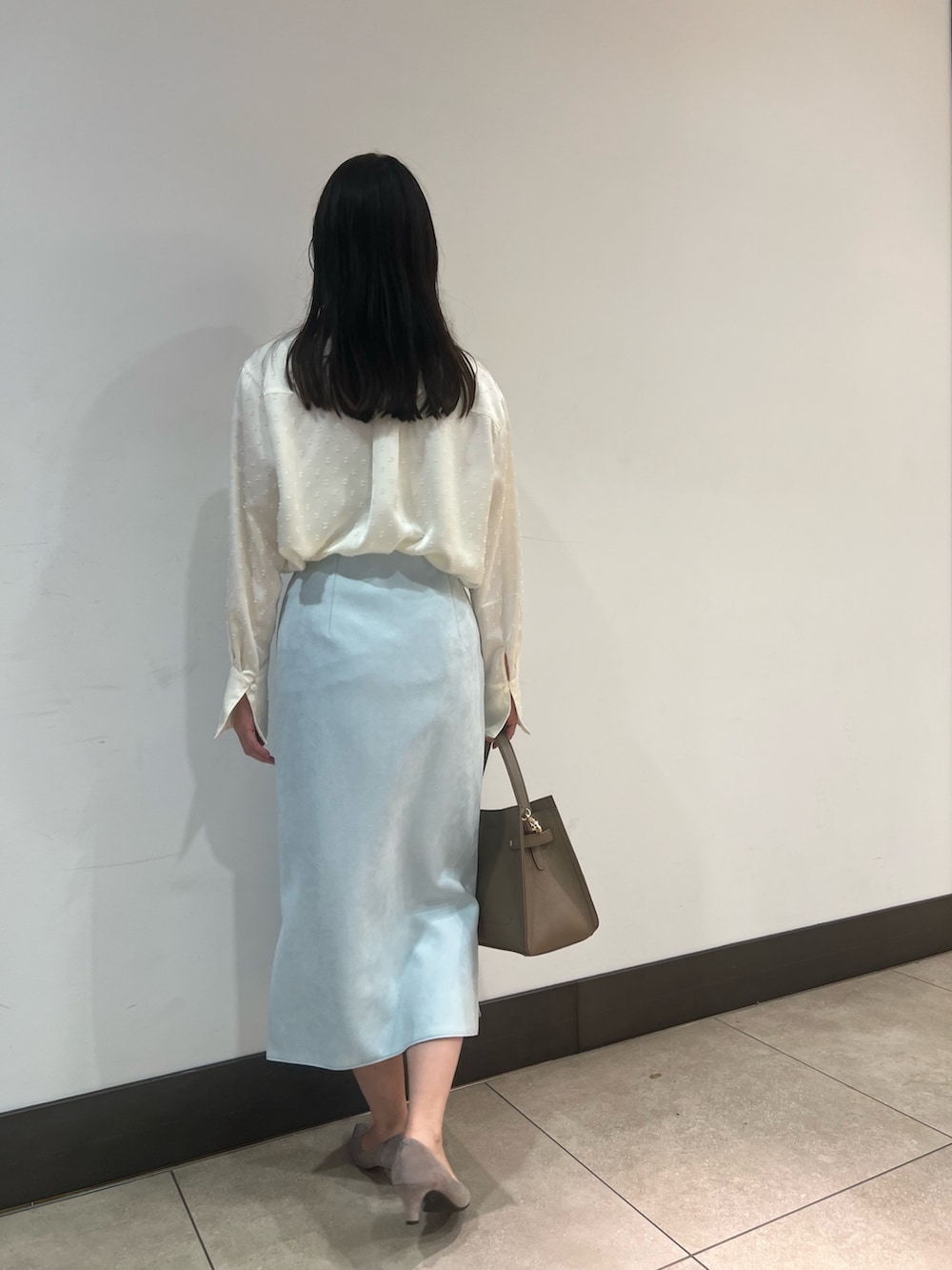 グリーン系のスカート、グレー系のその他アウター、ホワイト系のシャツ/ブラウスを着用したレディースの秋コーディネートの7枚目の写真