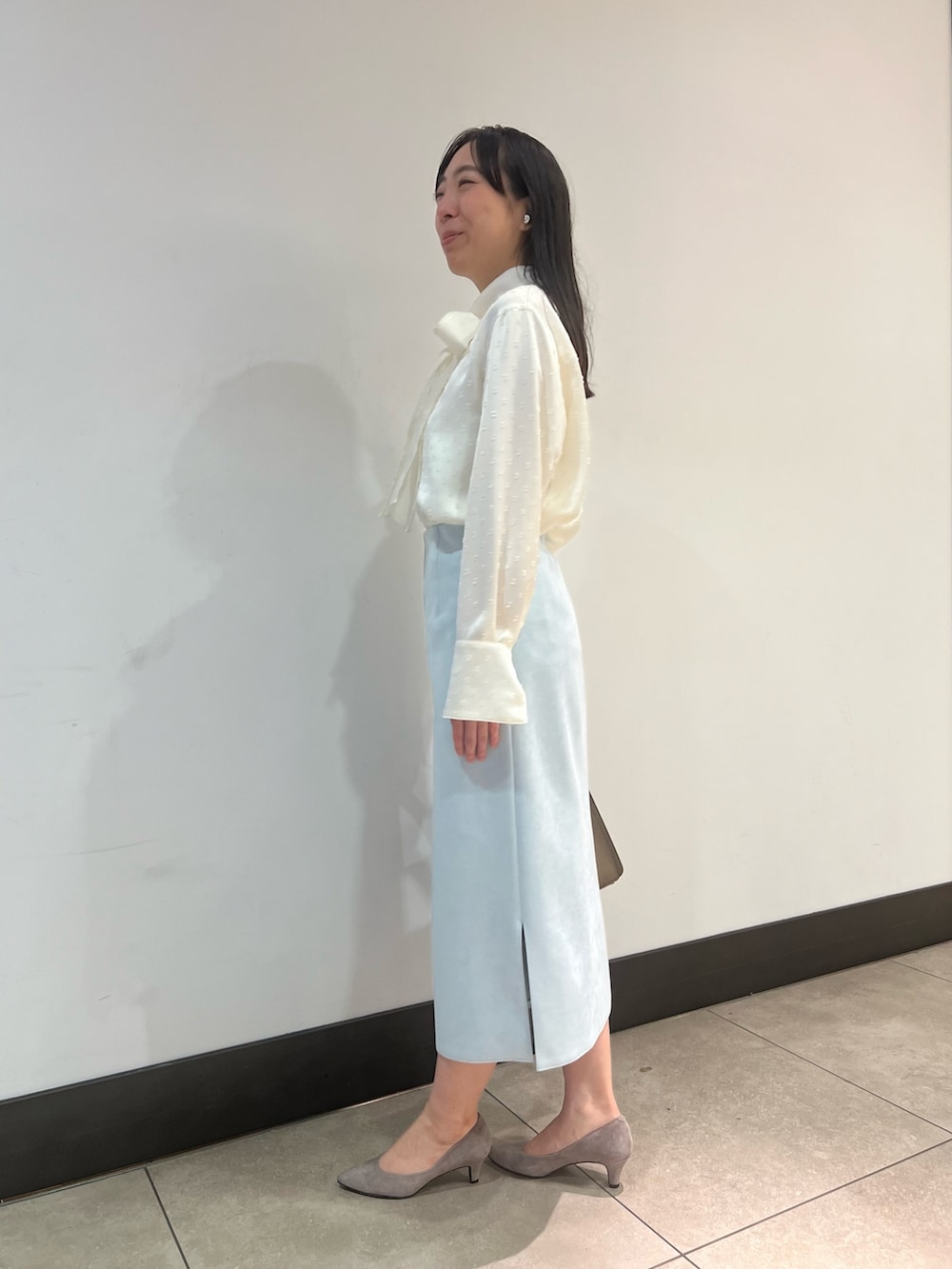 ホワイト系のシャツ/ブラウス、グレー系のその他アウター、ベージュ系のショルダーバッグを着用したレディースの秋コーディネートの10枚目の写真