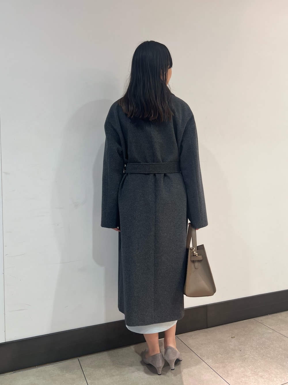 ホワイト系のシャツ/ブラウス、グレー系のその他アウター、ベージュ系のショルダーバッグを着用したレディースの秋コーディネートの3枚目の写真