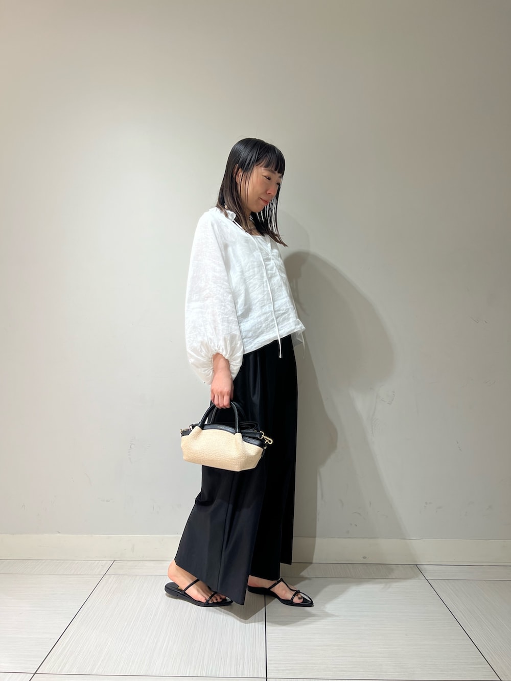 「オトナ女子、ゆるコーデ、ラクチンコーデ、デイリーカジュアル、シンプルスタイル、オトナカワイイ、モノトーン、ショート丈トップス、モノトーンコーデ、夏、リネン、リネンブラウス、ワイドパンツ、ワイドパンツ 黒」｜「NOLLEY’Sの《セットアップ対応》リネンフリル衿ブラウス（シャツ/ブラウス、ホワイト系）」を使った、Ishibashiさん（骨格ウェーブ・レディース・158cm）の春コーディネートの9枚目の写真