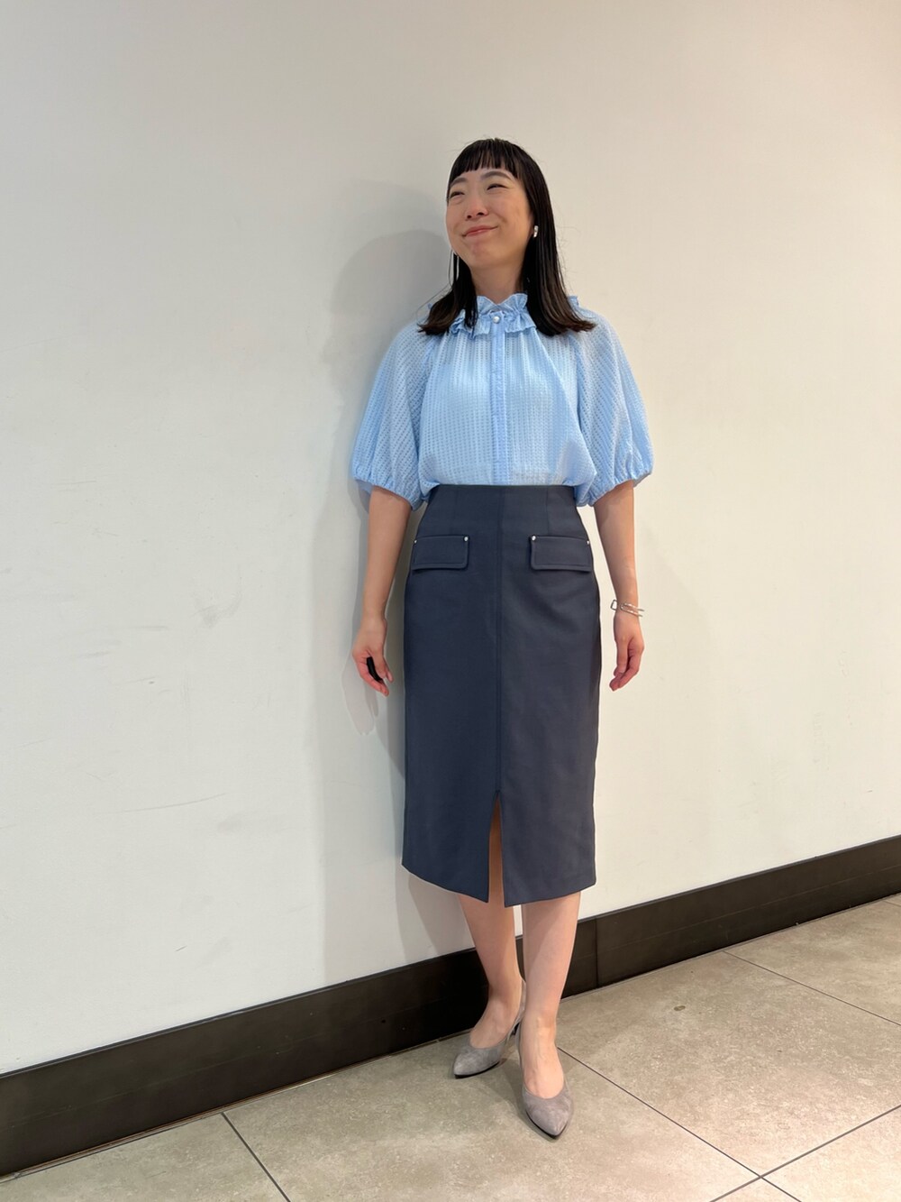 「きれいめカジュアル、シアートップス、大人ファッション、おでかけコーデ、大人コーデ、大人ガーリー、夏服、30代コーデ、夏服コーデ、甘めカジュアル、ブルーコーデ、通勤コーデ、お仕事コーデ、お仕事、オフィススタイル」｜「grace grace の【grace grace/グラスグラス】ニュアンスG型イヤリング（イヤリング、シルバー系）」を使った、Ishibashiさん（骨格ウェーブ・レディース・158cm）の春コーディネートの9枚目の写真