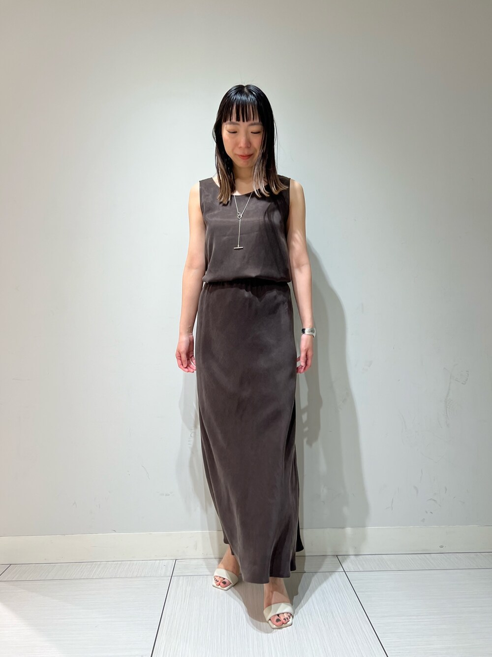 「オトナ女子、ゆるコーデ、キレイめ、ラクチンコーデ、春、オトナカワイイ、セットアップコーデ、夏、ジャケット、ジャケットスタイル、大人カジュアル、大人女子、大人コーデ、大人」｜「NOLLEY’Sの《セットアップ対応》高機能 フィブリルサテン2WAYノースリーブブラウス（シャツ/ブラウス、ブラウン系）」を使った、Ishibashiさん（骨格ウェーブ・レディース・158cm）の春コーディネートの4枚目の写真