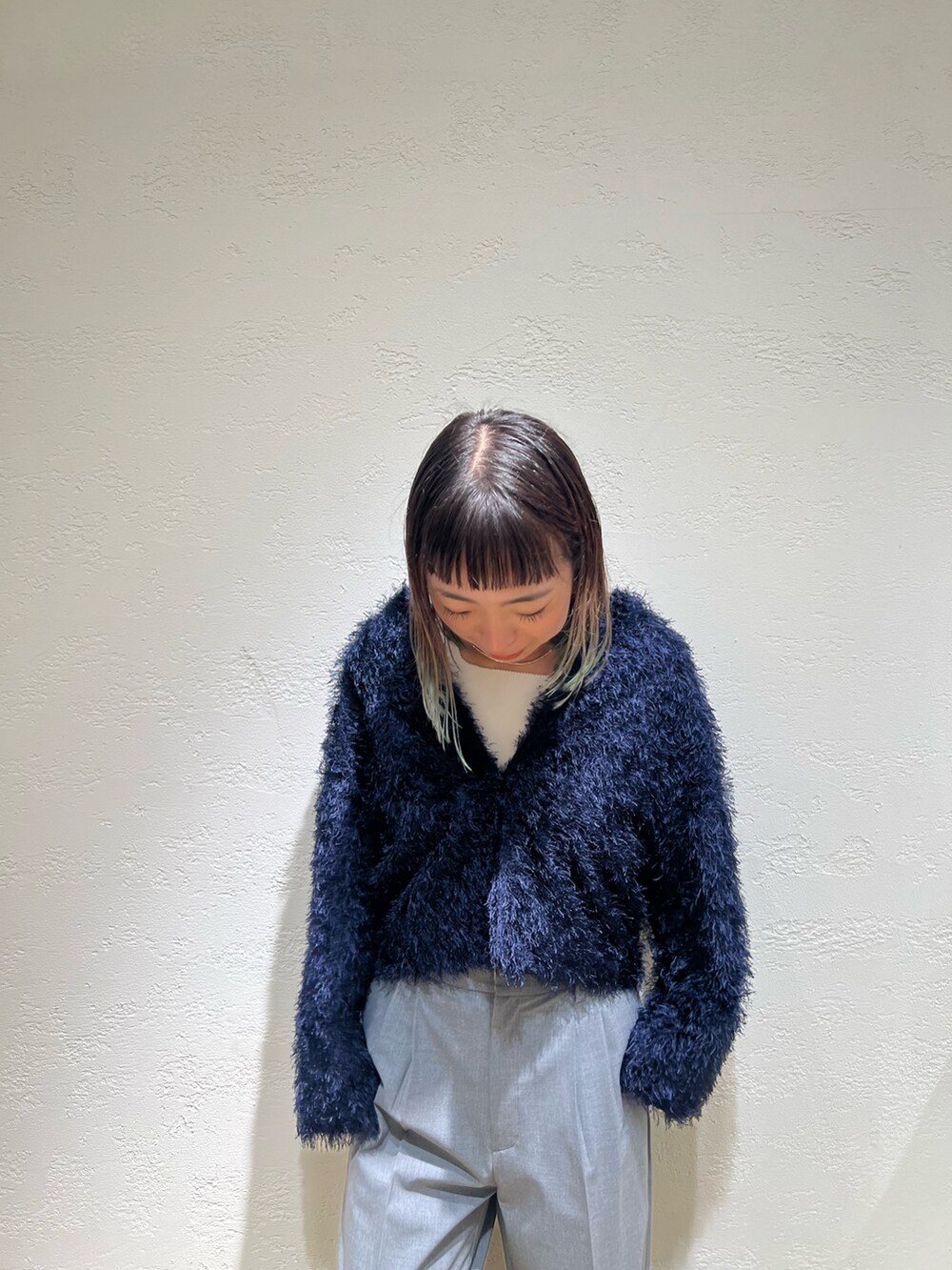 「休日スタイル、秋コーデ、秋服、カジュアルコーデ、パンツコーデ、30代コーデ、シャギー、トレンド」｜「NOLLEY’S Sophiのフリンジカットジャガードボレロジャケット（ノーカラージャケット、ブルー系）」を使った、Ishibashiさん（レディース・158cm）の秋コーディネートの2枚目の写真