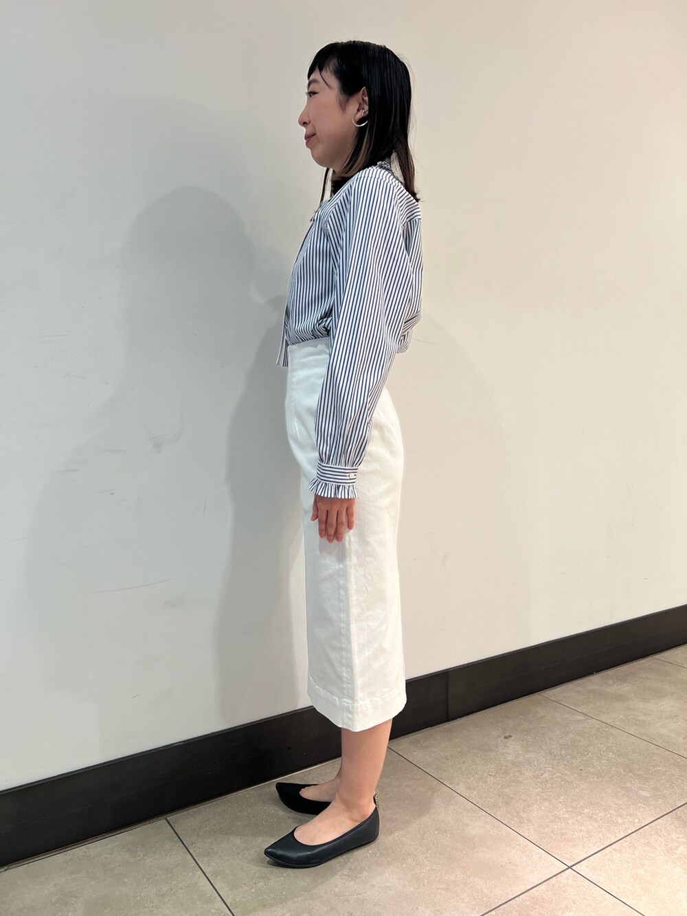 「シャツスタイル、オトナ女子、大人かわいい、キレイめカジュアル、初春コーデ、30代コーデ、キレイめ、デニムスカート」｜「NOLLEY’S Sophiのブロードフリルシャツ（シャツ/ブラウス、ホワイト系）」を使った、Ishibashiさん（骨格ウェーブ・レディース・158cm）の冬コーディネートの9枚目の写真