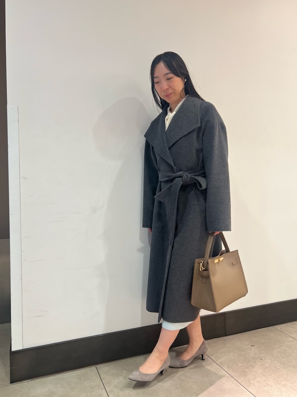 ホワイト系のシャツ/ブラウス、グレー系のその他アウター、ベージュ系のショルダーバッグを着用したレディースの秋コーディネートの4枚目の写真