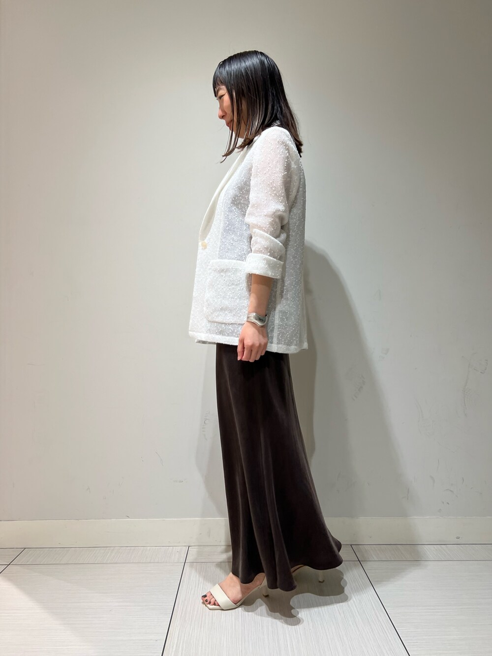 「オトナ女子、ゆるコーデ、キレイめ、ラクチンコーデ、春、オトナカワイイ、セットアップコーデ、夏、ジャケット、ジャケットスタイル、大人カジュアル、大人女子、大人コーデ、大人」｜「NOLLEY’Sの《セットアップ対応》高機能 フィブリルサテン2WAYノースリーブブラウス（シャツ/ブラウス、ブラウン系）」を使った、Ishibashiさん（骨格ウェーブ・レディース・158cm）の春コーディネートの2枚目の写真
