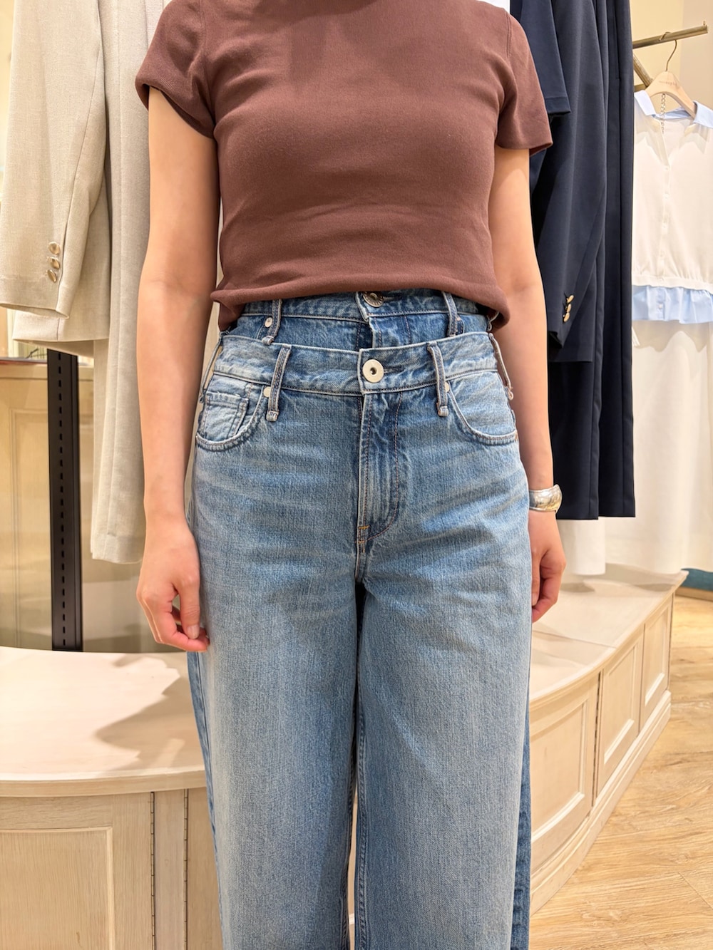 ブラウン系のワンピース、ブラウン系のニット/セーター、ブラウン系のボストンバッグを着用したレディースの春コーディネートの9枚目の写真