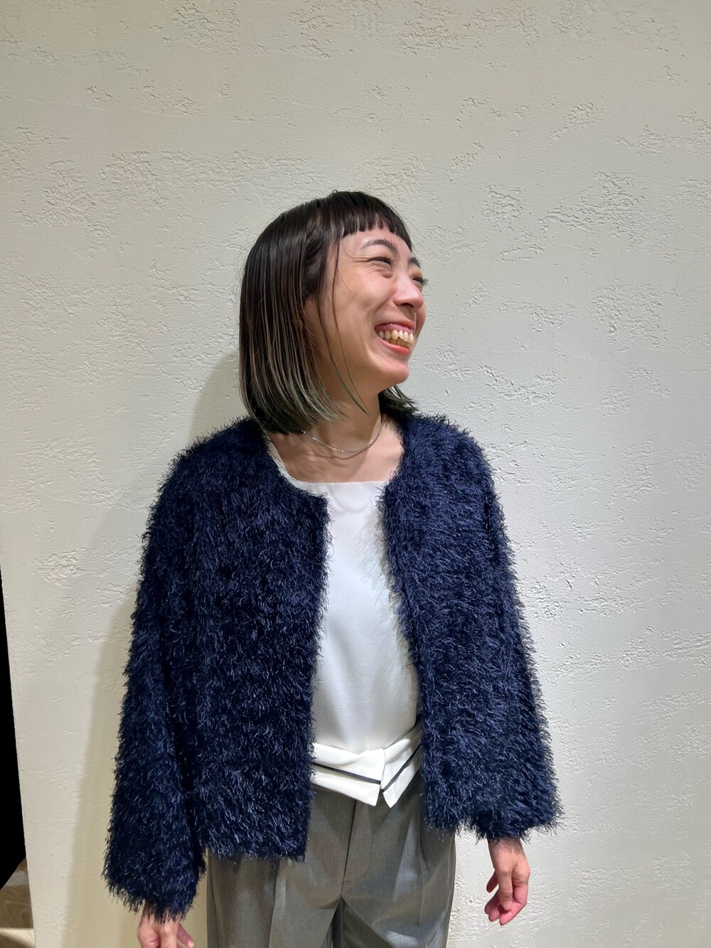 「休日スタイル、秋コーデ、秋服、カジュアルコーデ、パンツコーデ、30代コーデ、シャギー、トレンド」｜「NOLLEY’S Sophiのフリンジカットジャガードボレロジャケット（ノーカラージャケット、ブルー系）」を使った、Ishibashiさん（レディース・158cm）の秋コーディネートの5枚目の写真