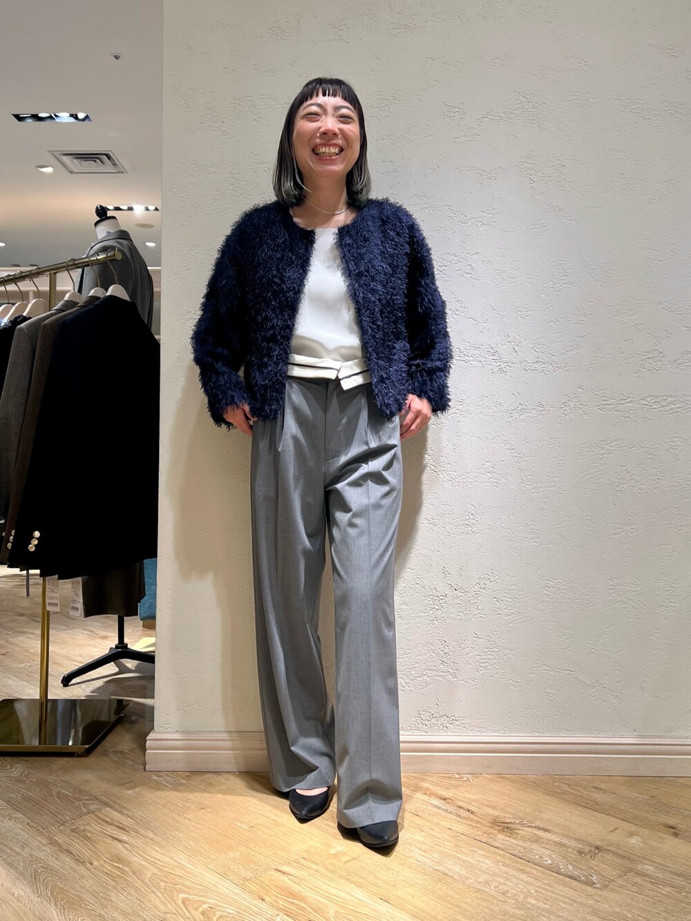 「休日スタイル、秋コーデ、秋服、カジュアルコーデ、パンツコーデ、30代コーデ、シャギー、トレンド」｜「NOLLEY’S Sophiのフリンジカットジャガードボレロジャケット（ノーカラージャケット、ブルー系）」を使った、Ishibashiさん（レディース・158cm）の秋コーディネートの4枚目の写真