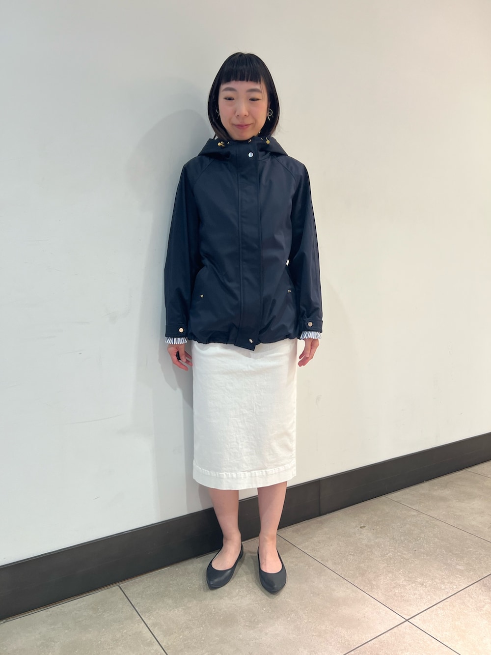 「シャツスタイル、オトナ女子、大人かわいい、キレイめカジュアル、初春コーデ、30代コーデ、キレイめ、デニムスカート」｜「NOLLEY’S Sophiのブロードフリルシャツ（シャツ/ブラウス、ホワイト系）」を使った、Ishibashiさん（骨格ウェーブ・レディース・158cm）の冬コーディネートの2枚目の写真