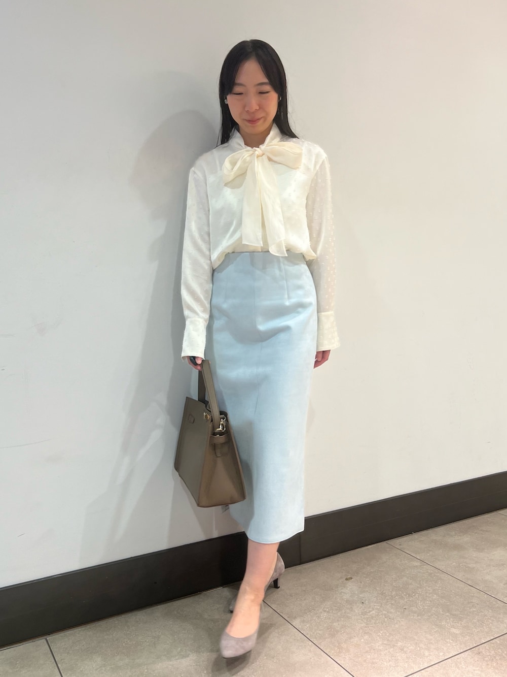 グリーン系のスカート、グレー系のその他アウター、ホワイト系のシャツ/ブラウスを着用したレディースの秋コーディネートの5枚目の写真