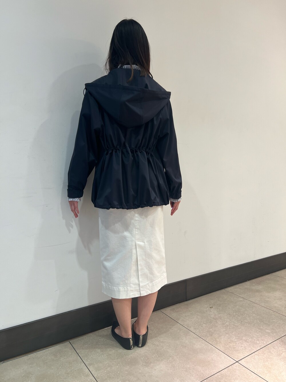 「シャツスタイル、オトナ女子、大人かわいい、キレイめカジュアル、初春コーデ、30代コーデ、キレイめ、デニムスカート」｜「NOLLEY’S Sophiのブロードフリルシャツ（シャツ/ブラウス、ホワイト系）」を使った、Ishibashiさん（骨格ウェーブ・レディース・158cm）の冬コーディネートの5枚目の写真