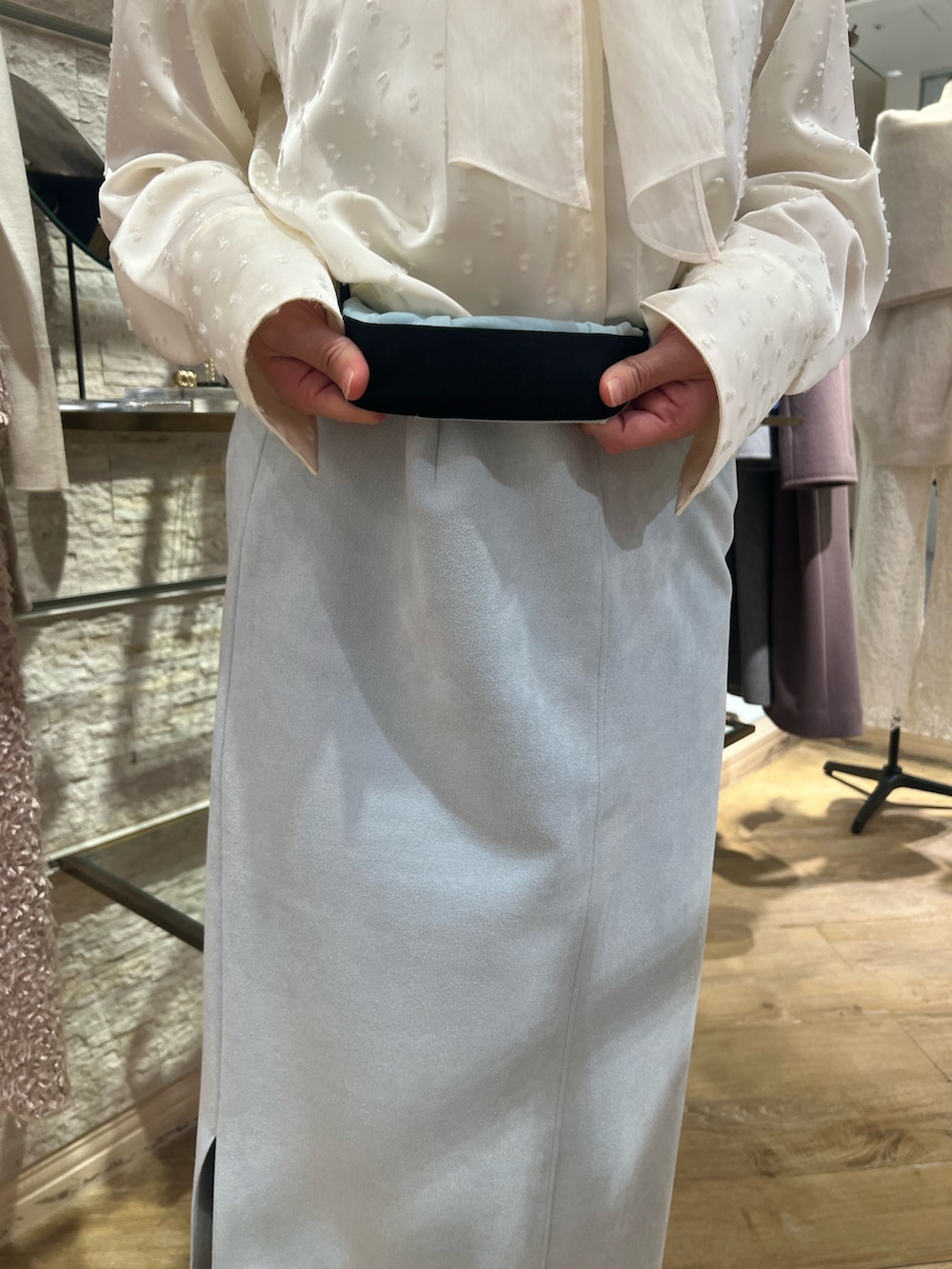 グリーン系のスカート、グレー系のその他アウター、ホワイト系のシャツ/ブラウスを着用したレディースの秋コーディネートの4枚目の写真