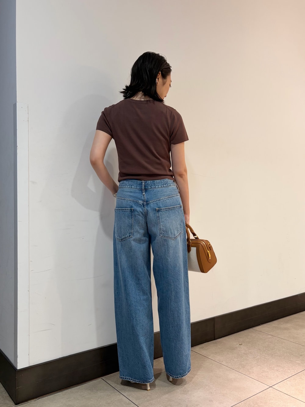 ブラウン系のワンピース、ブラウン系のニット/セーター、ブラウン系のボストンバッグを着用したレディースの春コーディネートの8枚目の写真