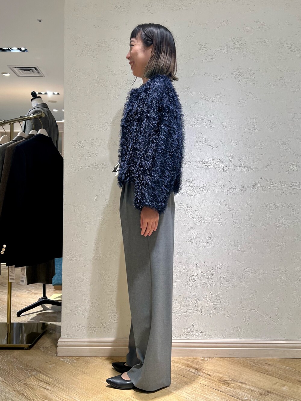 「休日スタイル、秋コーデ、秋服、カジュアルコーデ、パンツコーデ、30代コーデ、シャギー、トレンド」｜「NOLLEY’S Sophiのフリンジカットジャガードボレロジャケット（ノーカラージャケット、ブルー系）」を使った、Ishibashiさん（レディース・158cm）の秋コーディネートの7枚目の写真