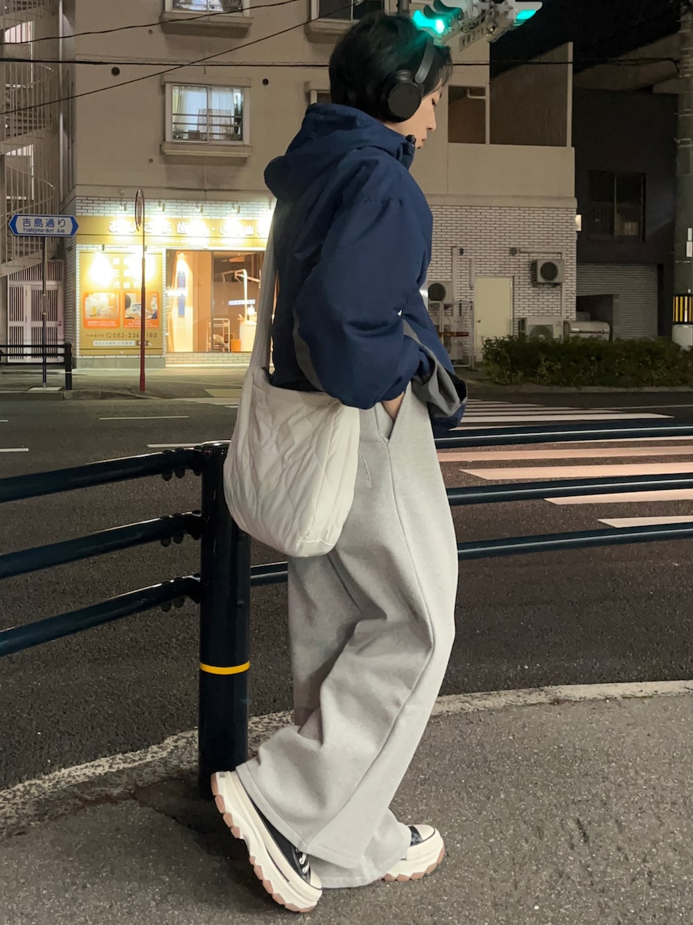 「大人カジュアル、休日スタイル、メンズファッション、お出かけコーデ、シンプルコーデ、カジュアルコーデ、冬、お洒落さんとつながりたい、ootd、ブルゾン、韓国ファッション、古着MIX、古着、アウトドアスタイル、ビッグシルエット」｜「CALLNEの【CALLNE】 Brushed lining Widestraight Sweatpants / 裏起毛ワイドストレートスウェットパンツ（スウェットパンツ、グレー系）」を使った、taiyoさん（メンズ・166cm）の冬コーディネートの2枚目の写真