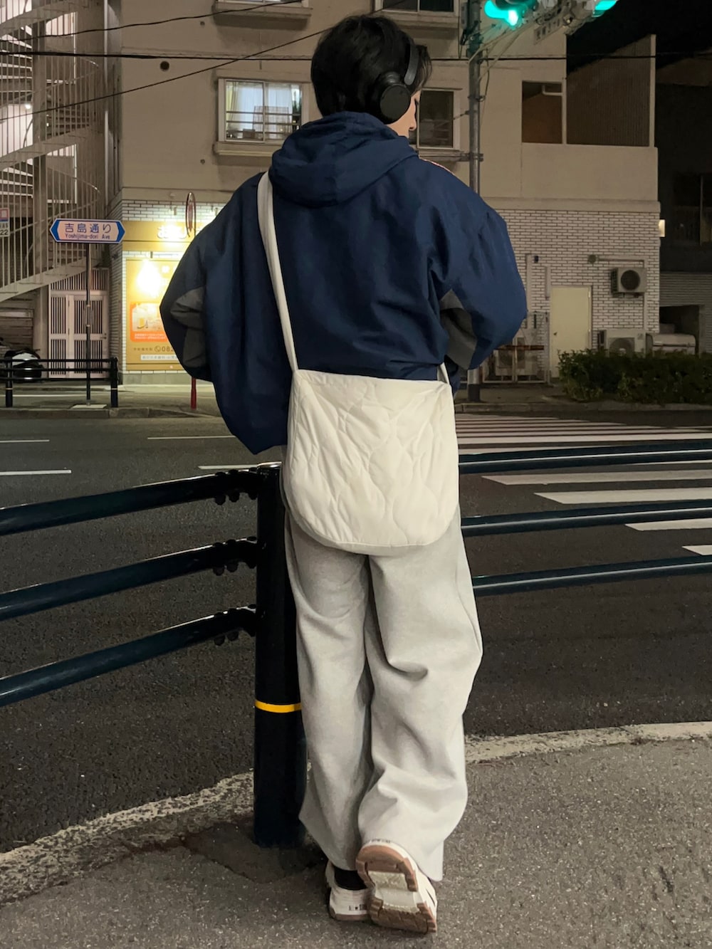 「大人カジュアル、休日スタイル、メンズファッション、お出かけコーデ、シンプルコーデ、カジュアルコーデ、冬、お洒落さんとつながりたい、ootd、ブルゾン、韓国ファッション、古着MIX、古着、アウトドアスタイル、ビッグシルエット」｜「CALLNEの【CALLNE】 Brushed lining Widestraight Sweatpants / 裏起毛ワイドストレートスウェットパンツ（スウェットパンツ、グレー系）」を使った、taiyoさん（メンズ・166cm）の冬コーディネートの3枚目の写真