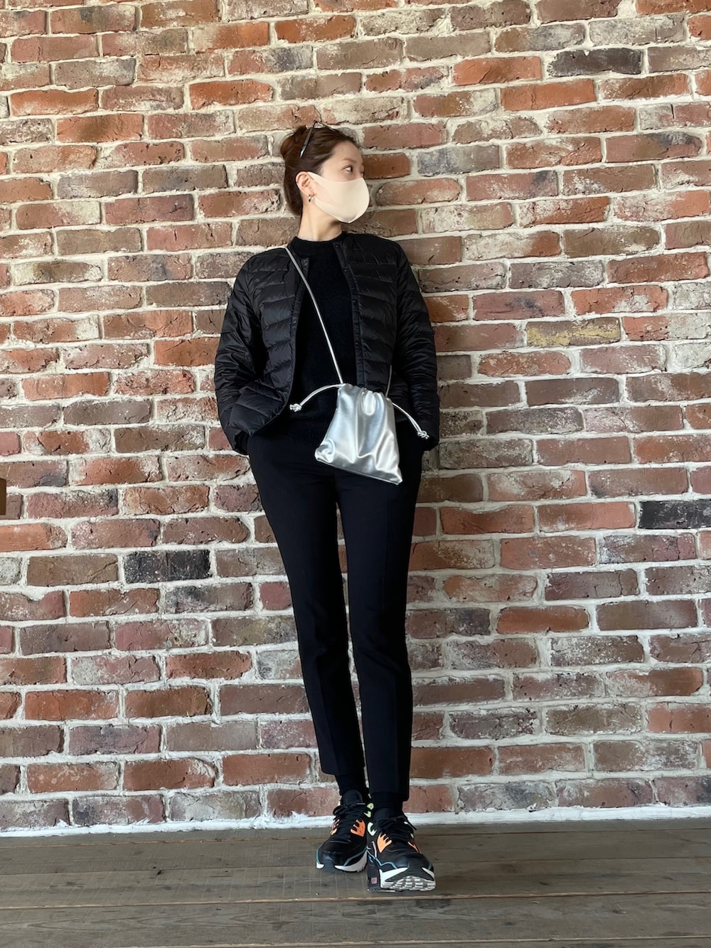 ブラック系のその他パンツ、ブラック系のスニーカー、ブラック系のニット/セーターを着用したレディースの冬コーディネートの2枚目の写真