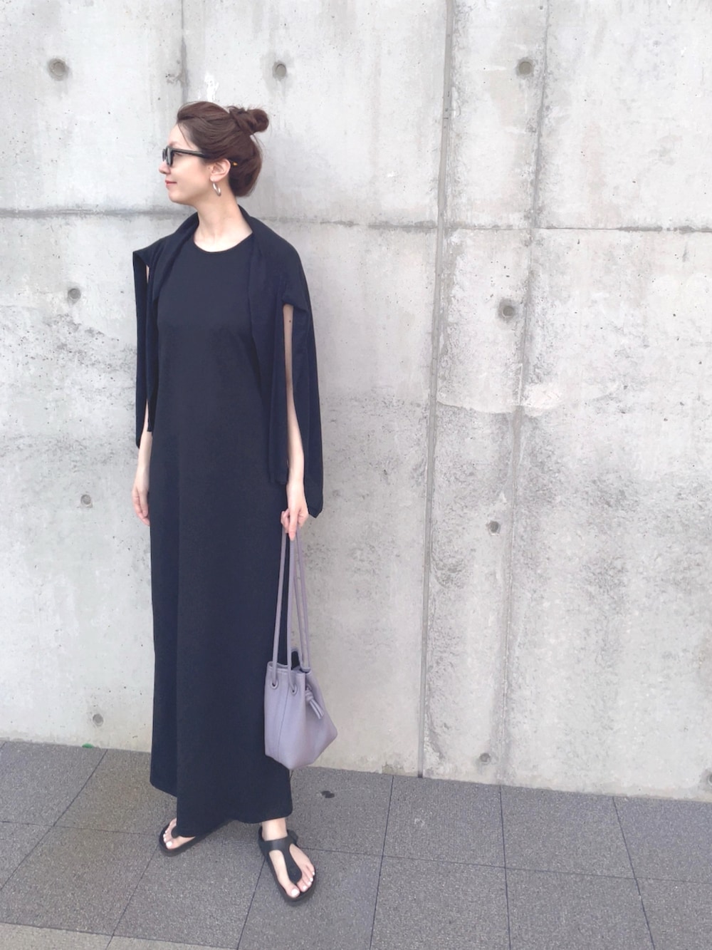 ブラック系のサンダル、その他のバッグ、ブラック系のワンピースを着用したレディースの夏コーディネートの2枚目の写真