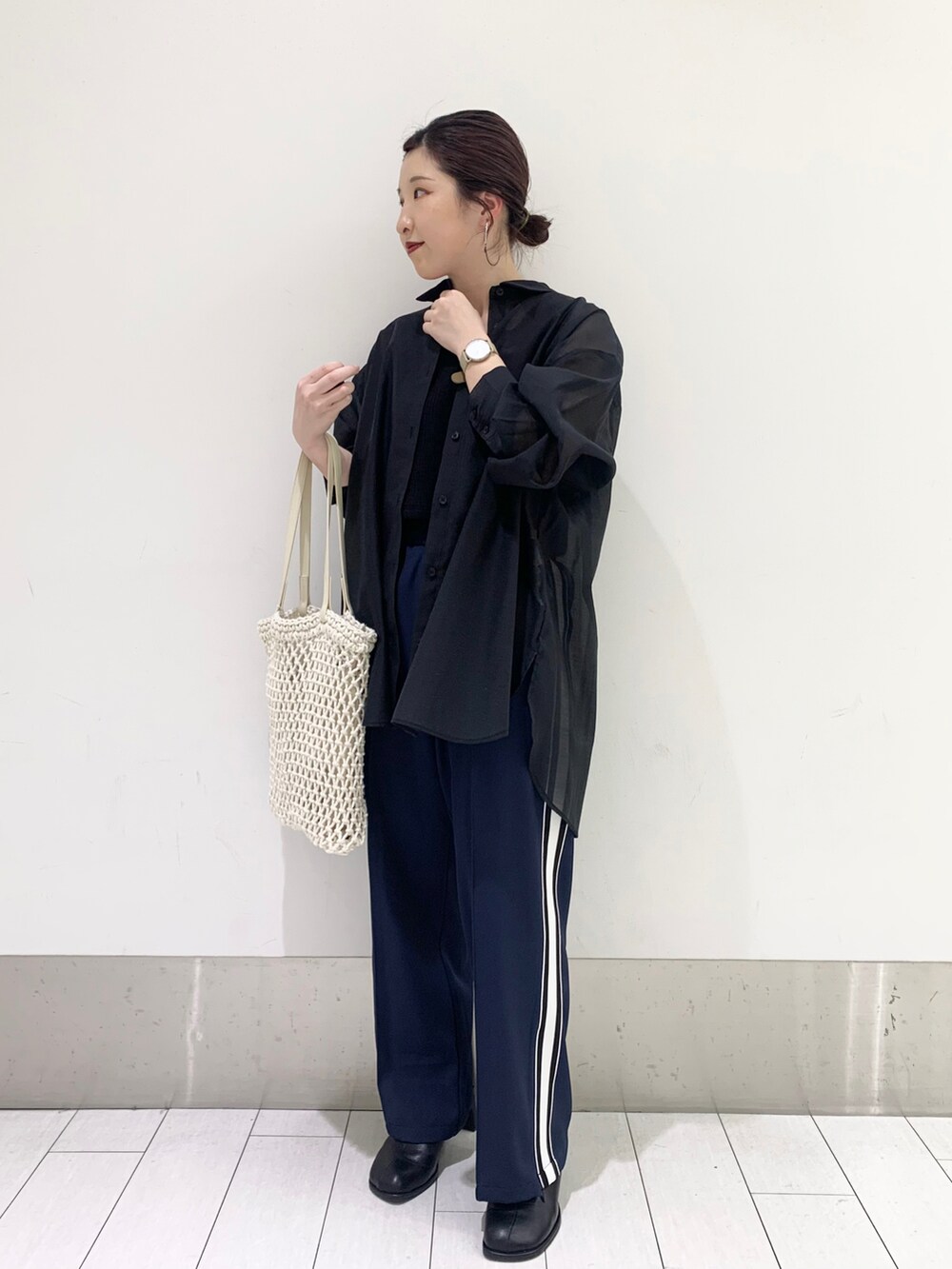 ブルー系のその他パンツ、ホワイト系のトートバッグ、ブラック系のパンプスを着用したレディースの春コーディネートの3枚目の写真