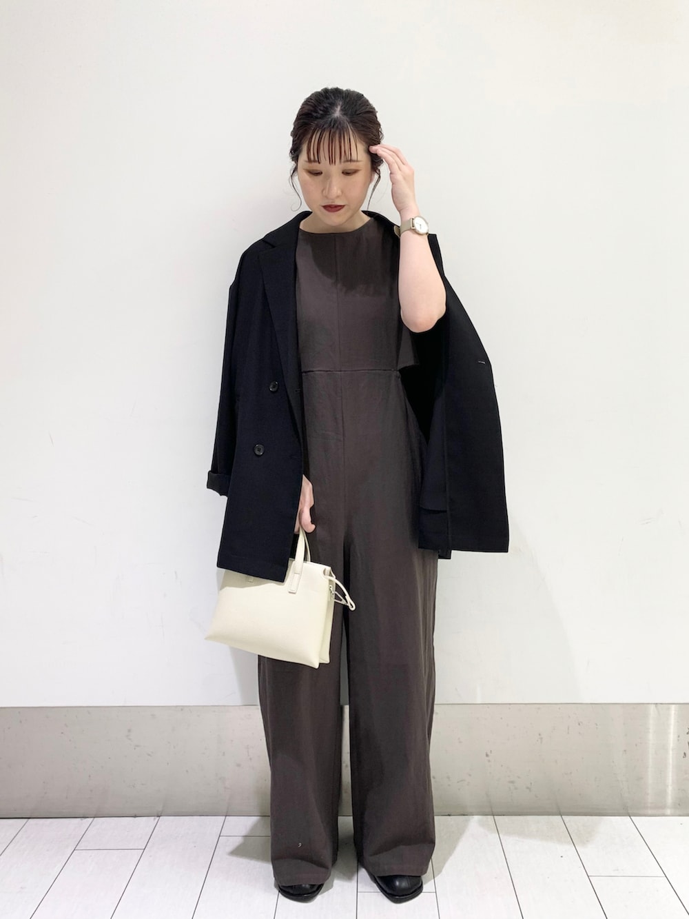 グレー系のサロペット/オーバーオール、ブラック系のテーラードジャケット、ホワイト系のショルダーバッグを着用したレディースの春コーディネートの3枚目の写真