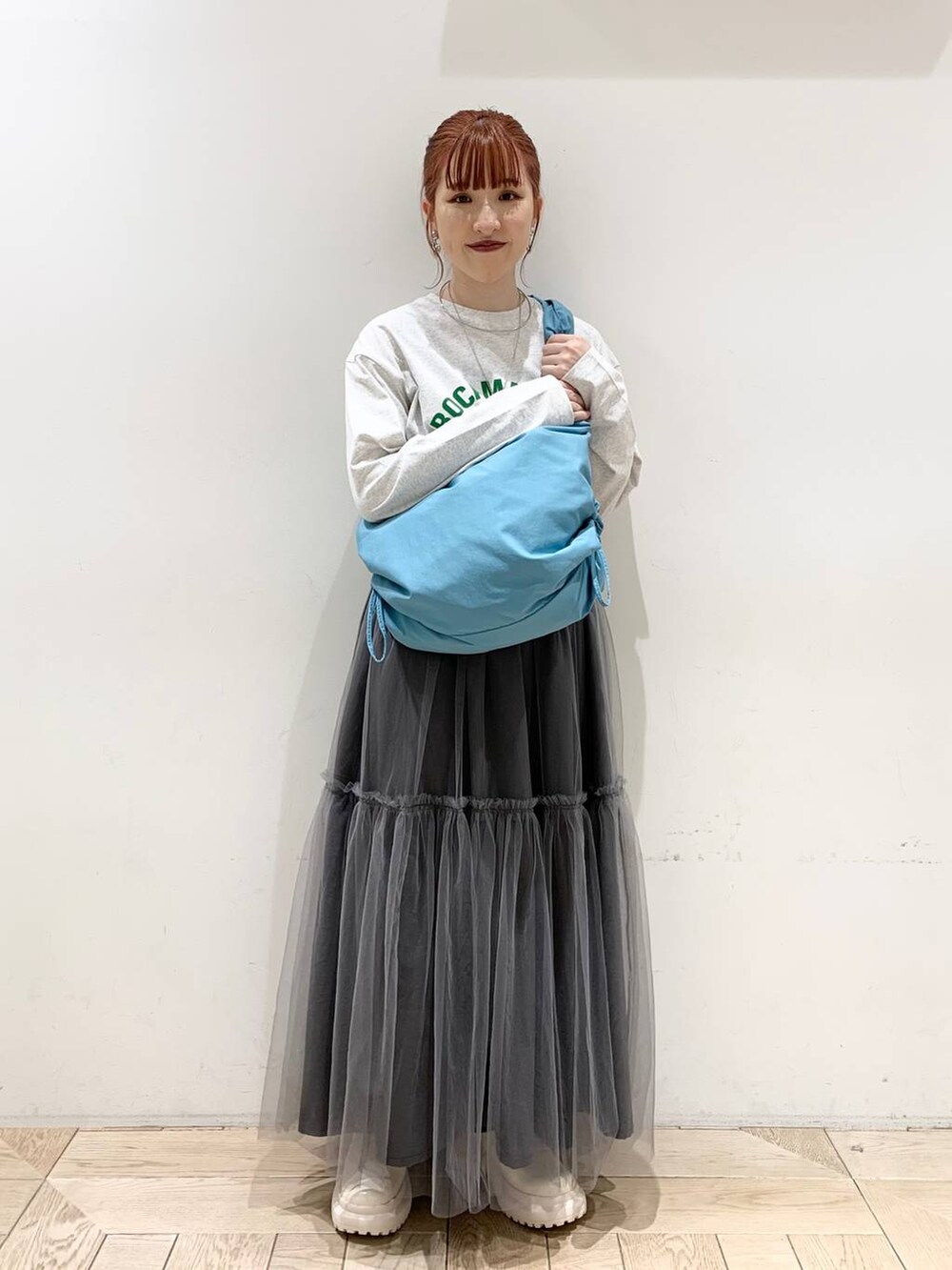 ホワイト系のその他シューズ、ブルー系のショルダーバッグ、グレー系のTシャツ/カットソーを着用したレディースの秋コーディネートの3枚目の写真