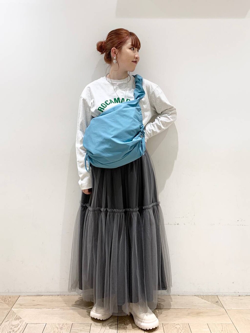 ホワイト系のその他シューズ、ブルー系のショルダーバッグ、グレー系のTシャツ/カットソーを着用したレディースの秋コーディネートの2枚目の写真