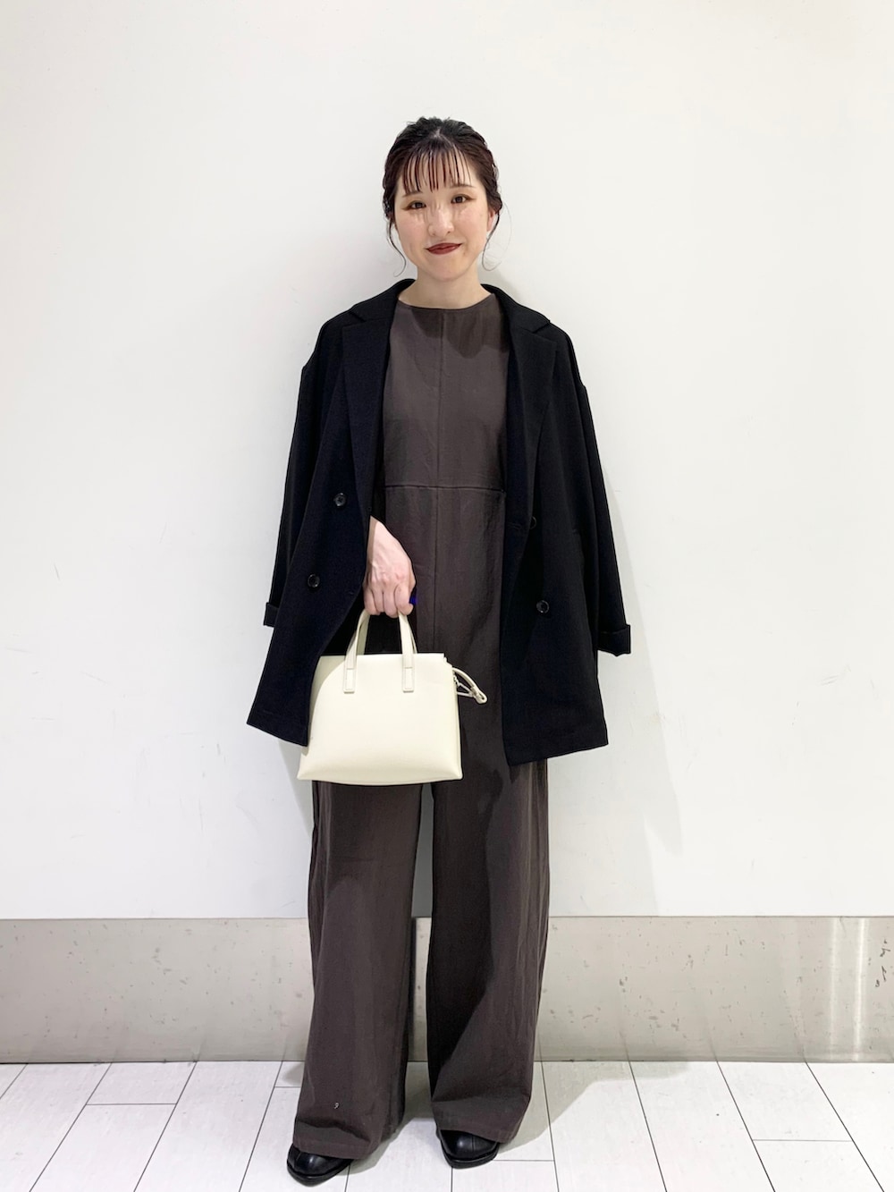 グレー系のサロペット/オーバーオール、ブラック系のテーラードジャケット、ホワイト系のショルダーバッグを着用したレディースの春コーディネートの2枚目の写真