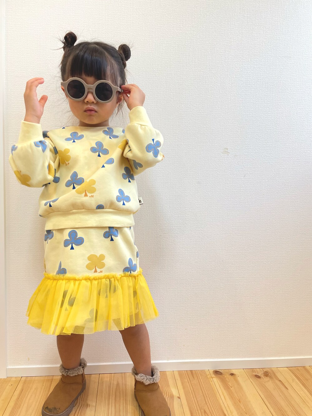 イエロー系のスウェット、ベージュ系のシューズを着用したキッズの秋コーディネートの2枚目の写真