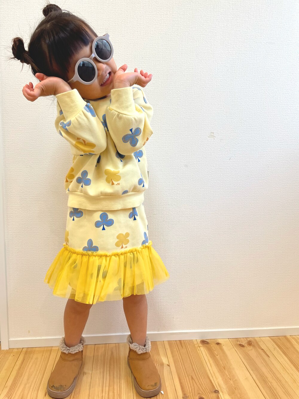 イエロー系のスウェット、ベージュ系のシューズを着用したキッズの秋コーディネートの4枚目の写真