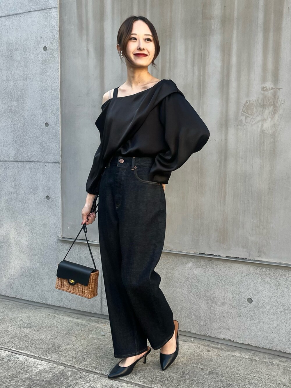 ブルー系のデニムパンツ、ブラック系のシャツ/ブラウス、ブラック系のパンプスを着用したレディースの冬コーディネートの2枚目の写真