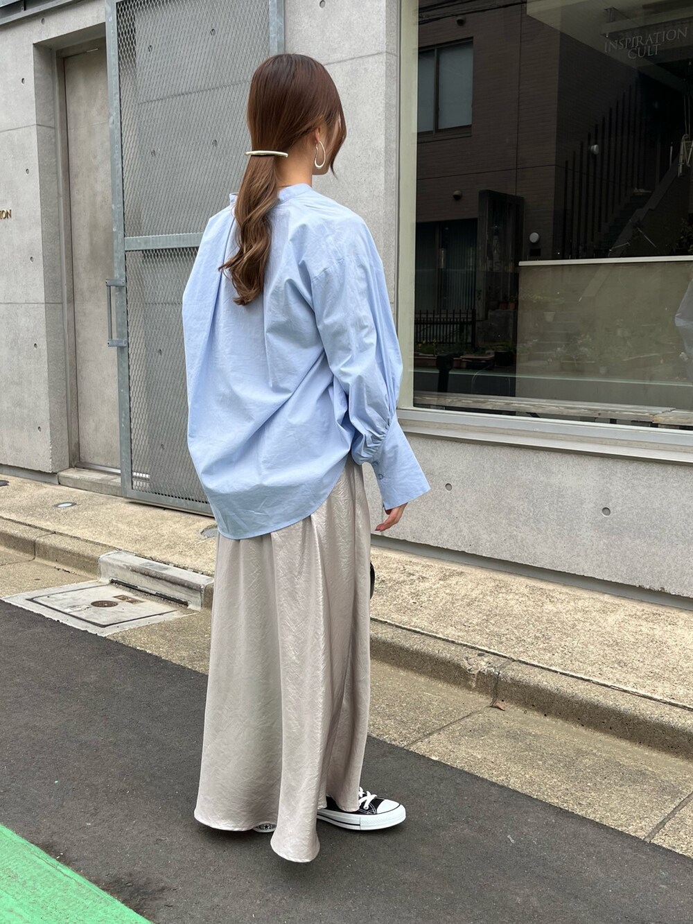 ブルー系のシャツ/ブラウス、ブラック系のショルダーバッグ、ベージュ系のスカートを着用したレディースの春コーディネートの4枚目の写真