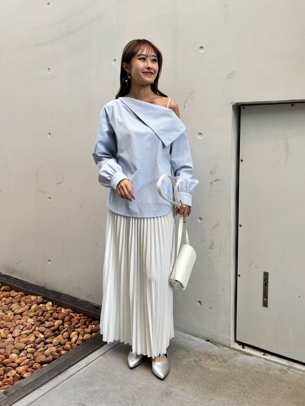 ブルー系のシャツ/ブラウス、ホワイト系のスカート、シルバー系のシューズを着用したレディースの冬コーディネートの2枚目の写真
