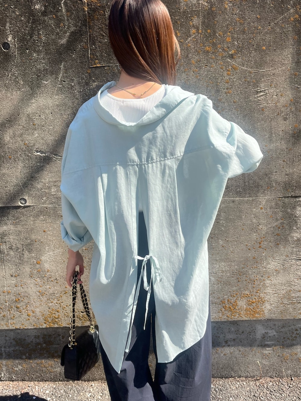 グリーン系のシャツ/ブラウス、その他のパンツ、ブラック系のショルダーバッグを着用したレディースの春コーディネートの3枚目の写真