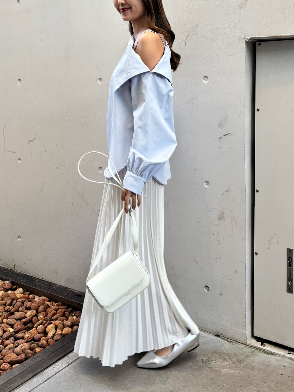 ブルー系のシャツ/ブラウス、ホワイト系のスカート、シルバー系のシューズを着用したレディースの冬コーディネートの3枚目の写真