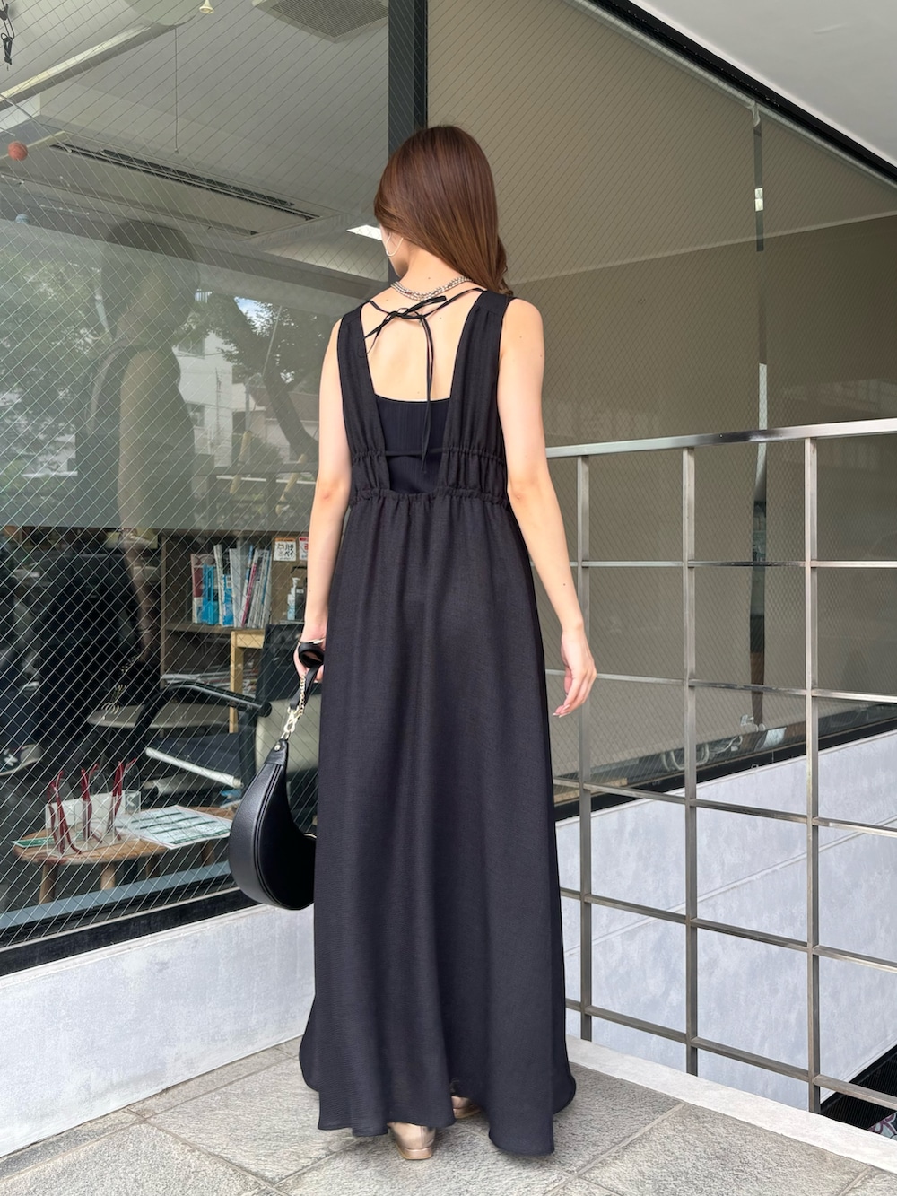 ブラック系のワンピースを着用したレディースの夏コーディネートの4枚目の写真