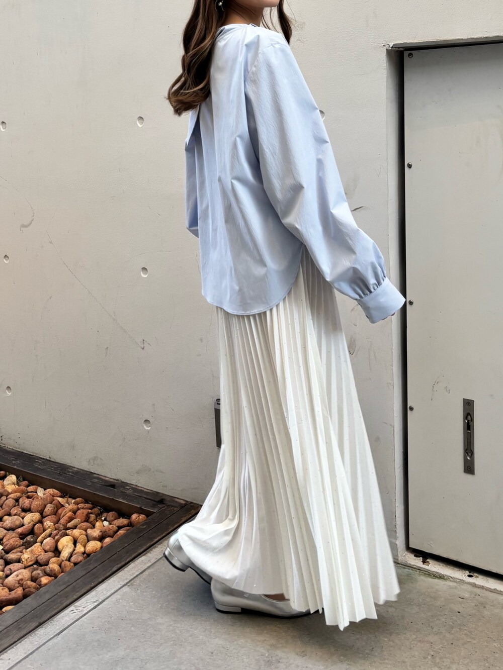 ブルー系のシャツ/ブラウス、ホワイト系のスカート、シルバー系のシューズを着用したレディースの冬コーディネートの4枚目の写真