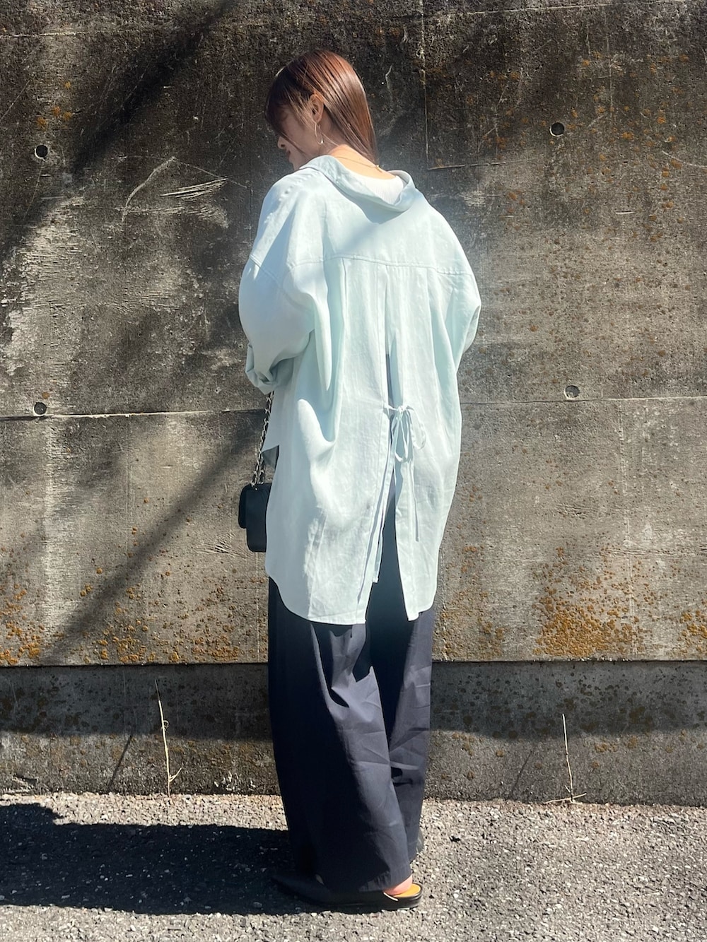 グリーン系のシャツ/ブラウス、その他のパンツ、ブラック系のショルダーバッグを着用したレディースの春コーディネートの2枚目の写真